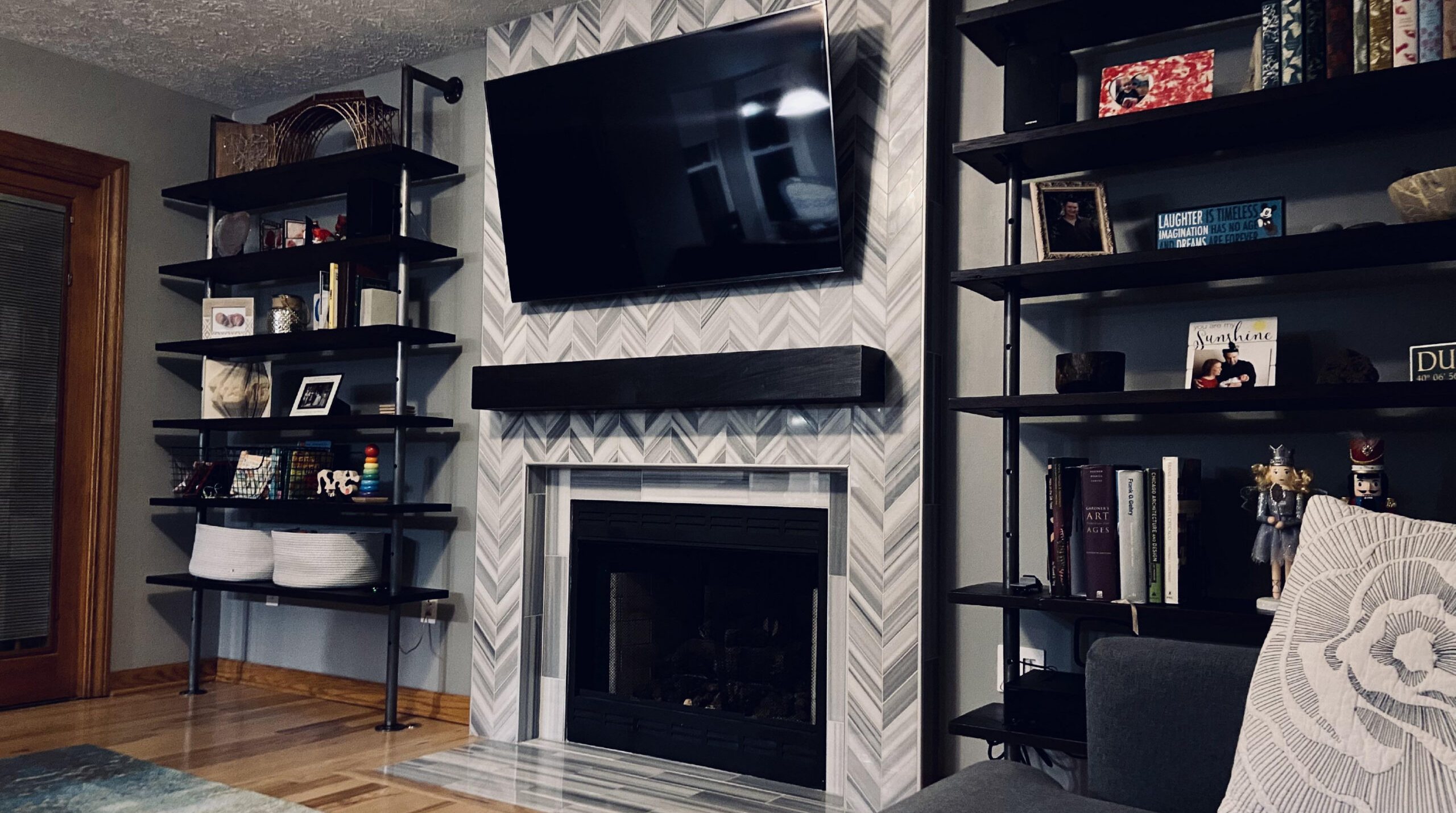Modern living room with fireplace and shelves